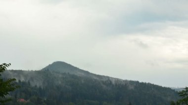 Yağmurdan sonra dağların üzerinden buhar çıkıyor. Zaman ayarlı. Dağların vuruşu.