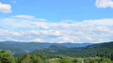 Dağlar ve bulutlar. Zaman ayarlı. Dağların vuruşu.