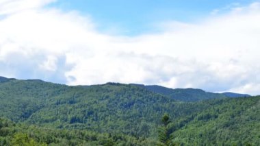 Dağlar ve bulutlar. Zaman ayarlı. Dağların vuruşu.