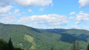 Dağlar ve bulutlar. Zaman ayarlı. Dağların vuruşu.