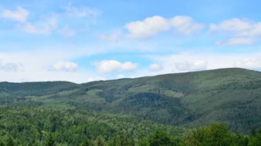 Dağlar ve bulutlar. Zaman ayarlı. Dağların vuruşu.