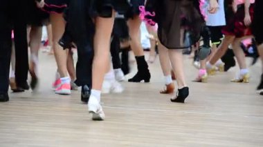 Balo dansı eğitimi alıyorum. İnsanlar ve danslar.