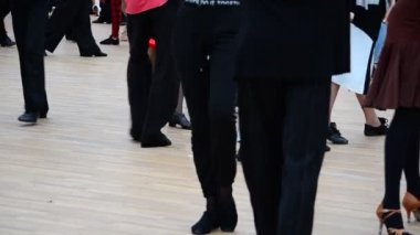 Balo dansı eğitimi alıyorum. İnsanlar ve danslar.