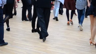 Balo dansı eğitimi alıyorum. İnsanlar ve danslar.