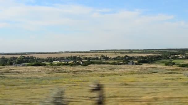 Vue sur le terrain depuis le train. Tir dans le mouvement .
