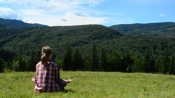 Menina Pratica Ioga Uma Clareira Montanhas Yoga Nas Montanhas — Vídeo de Stock