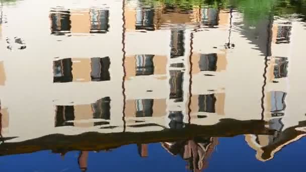 Spiegelung Des Gebäudes Wasser Spiegelschießen — Stockvideo