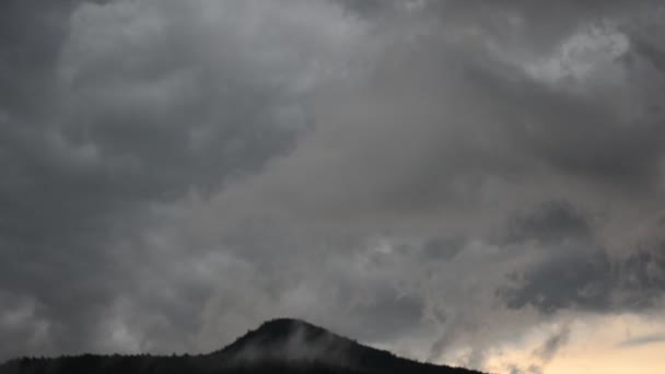 Montagnes et nuages. Tir de nuages .