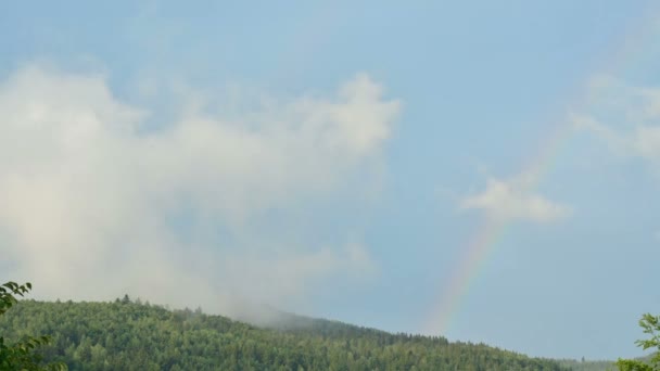 Arco Íris Sobre Montanha Timelapse Tiro Arco Íris — Vídeo de Stock