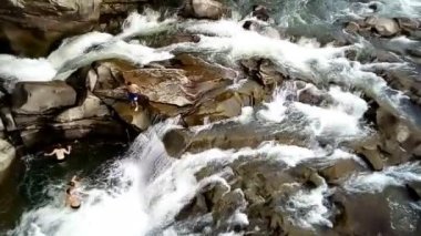 Suya düşmekten atla. Aşırı eğlenceler.