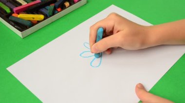Çocukların kağıda çizimleri. Bir çiçek çizimi.