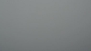 Fırtına gökyüzünde çok fazla yıldırım var. Gökyüzünde şimşekler çakıyor. Video gerçek bir ortamda çekiliyor.