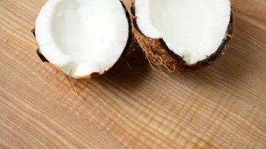 Hindistan cevizi atışı. Bir bölümde kakao, meyve suyu..