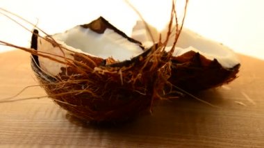 Hindistan cevizi atışı. Bir bölümde kakao, meyve suyu..