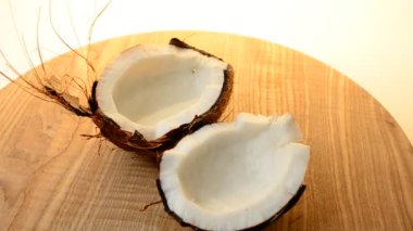 Hindistan cevizi atışı. Bir bölümde kakao, meyve suyu..