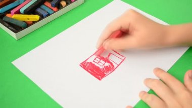 Çocukların kağıda çizimleri. Hızlandırılmış video. Evin çizimi..