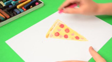 Çocukların kağıda çizimleri. Pizza çizimi..