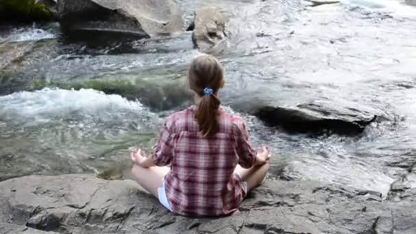 Flickan Utövar Yoga Stenar Fjällälven Fotografering Sommaren — Stockvideo