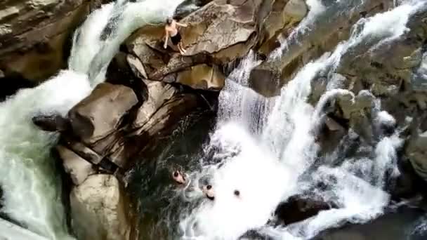Прыжок Водопада Экстремальные Развлечения — стоковое видео