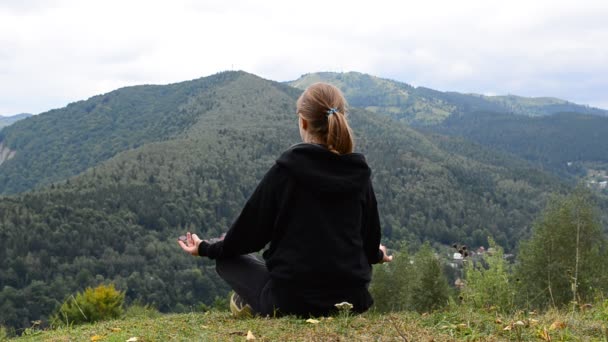 Flickan Utövar Yoga Bergstoppen Fotografering Sommaren — Stockvideo