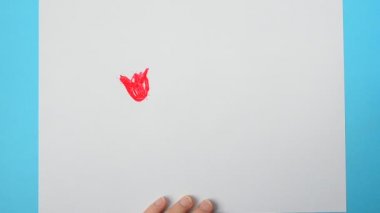 Bir çiçek çiz. Çocuk resmi çizer..