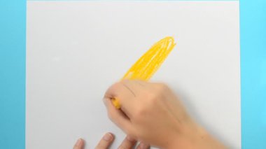 Mısır çiz. Çocuk resmi çizer. Hızlandırılmış video.