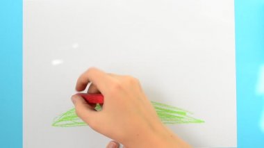 Ev çiz. Çocuk resmi çizer..