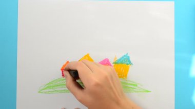 Ev çiz. Çocuk resmi çizer..