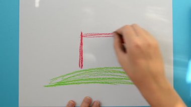 Evi çiz. Çocuk resmi çizer..