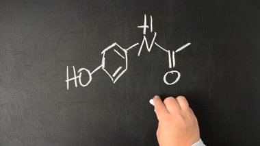 Panadol ve Parasetamol 'un kimyasal formülü. Tahtaya tebeşirle yazarız..