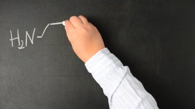 Novocain 'in kimyasal formülü. Tahtaya tebeşirle yazarız..