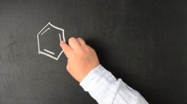 Metamfetaminin kimyasal formülü. Tahtaya tebeşirle yazarız..