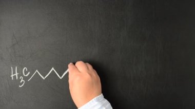 Tetrahydrocannabinol ve kimyasal formülünü çizdi. Tahtadaki THC molekülünün yapısal modeli.