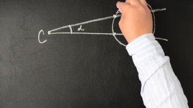 Işınlar ve kavisler arasında bir açı bulmak. Fizikçi ve matematikçi. Tahtaya tebeşirle yazarız..