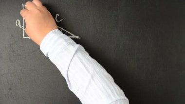 Pisagor teoremi. Tahtaya tebeşirle yazıyoruz. Hızlandırılmış video. Pisagor teoremi. Bir dikdörtgen üçgenin özellikleri.