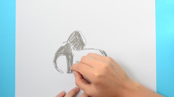 象を描きなさい 子供が絵を描く — ストック動画