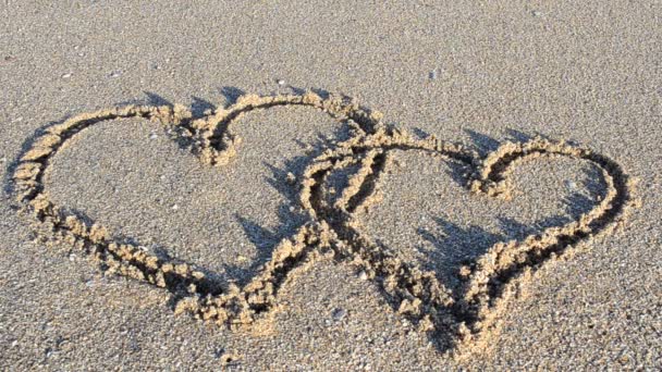 Cuore Disegno Sabbia Cuore Lavato Onda Mare Girare Sulla Spiaggia — Video Stock