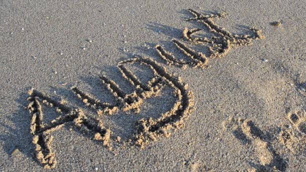 Επιγραφή Αύγουστος Στην Άμμο Επιγραφή Απομακρύνεται Από Κύμα Της Θάλασσας — Αρχείο Βίντεο