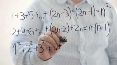 Matematikçi. Sayısal dizi. Bir kalemle yazıyoruz.