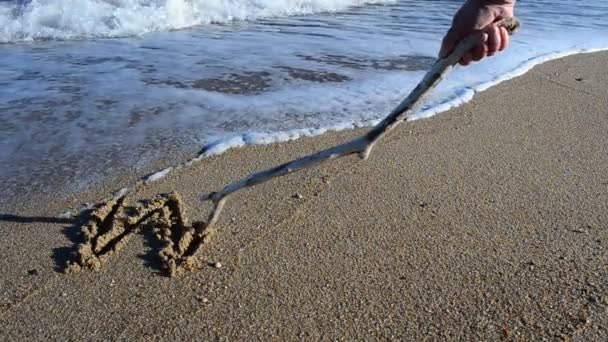 Het Woord Een Golf Zand Strand Schieten Het Strand — Stockvideo