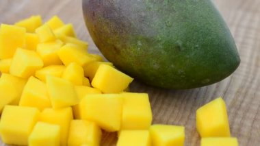 Tahtadaki mango parçaları. Harekette çekim..