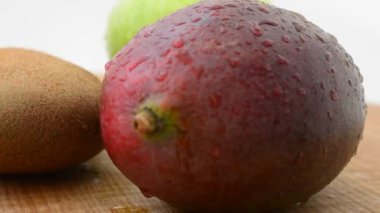 Tahtada meyve var. Mango, elma ve kivi. Harekette çekim..