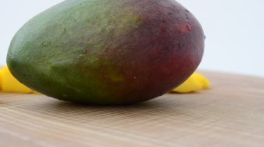 Tahta üzerinde mango. Harekette çekim..