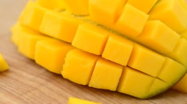 Tahta üzerinde mango. Harekette çekim..