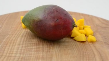 Tahta üzerinde mango. Harekette çekim..