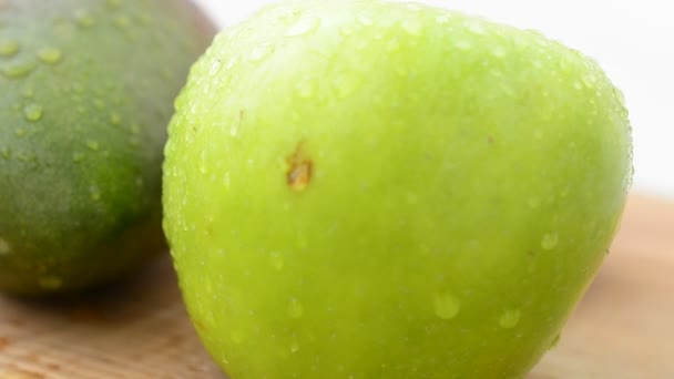 Frutta Una Tavola Legno Mango Mela Kiwi Sparatoria Nel Movimento — Video Stock