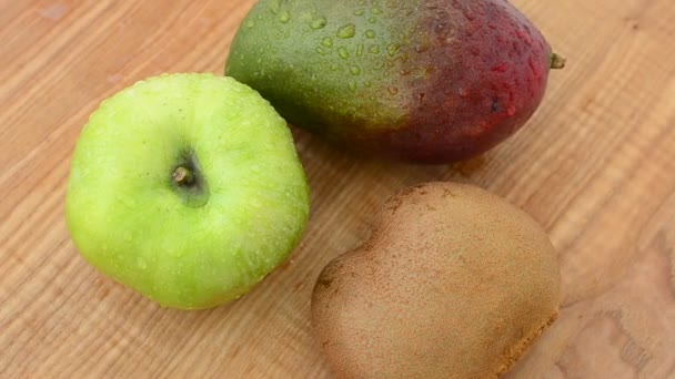 Fruta Una Tabla Madera Mango Manzana Kiwi Disparos Movimiento — Vídeo de stock