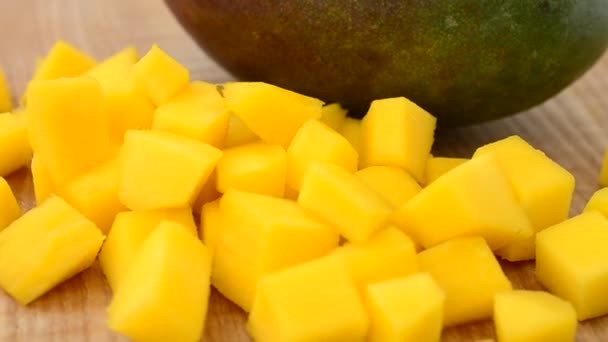 Tahtadaki Mango Parçaları Harekette Çekim — Stok video