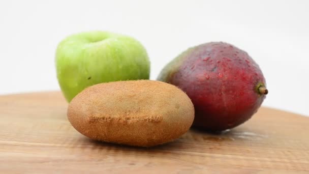 Frukt Träskiva Mango Äpple Och Kiwi Fotografering Rörelsen — Stockvideo