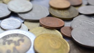 Dünyanın farklı ülkelerinin bozuk paraları. Hareketteki madeni paralar.